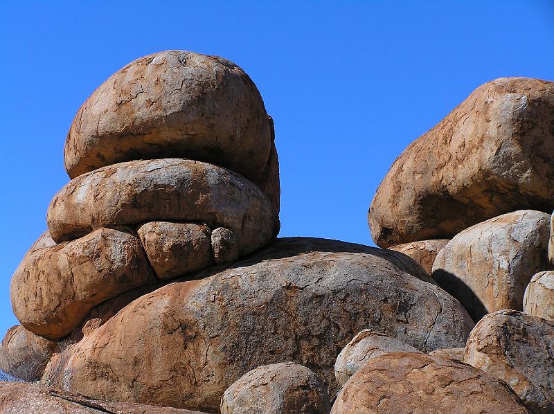 Devil Marbels.jpg - Die Devil Marbels sind kugelförmige Granitblöcke die zu beiden Seiten des Stuart Highways liegen, sind somit nicht zu verfehlen, zwischen Alice Springs und Darwin